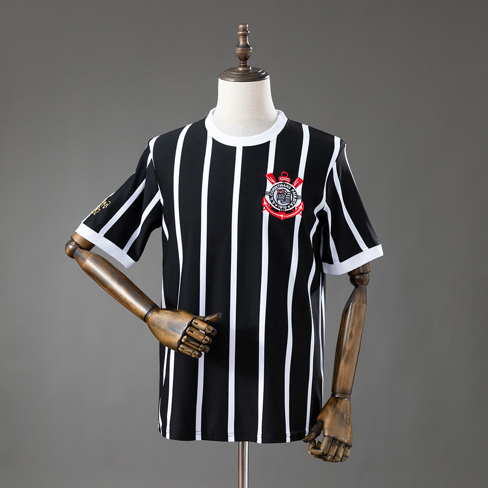 Detalle del escudo bordado de una camiseta de fútbol calidad 1.1