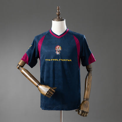 Camiseta West Ham x Iron Maiden The Final Frontier Azul Retro - Vista frontal