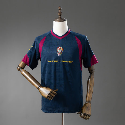 Camiseta West Ham x Iron Maiden The Final Frontier Azul Retro - Vista frontal