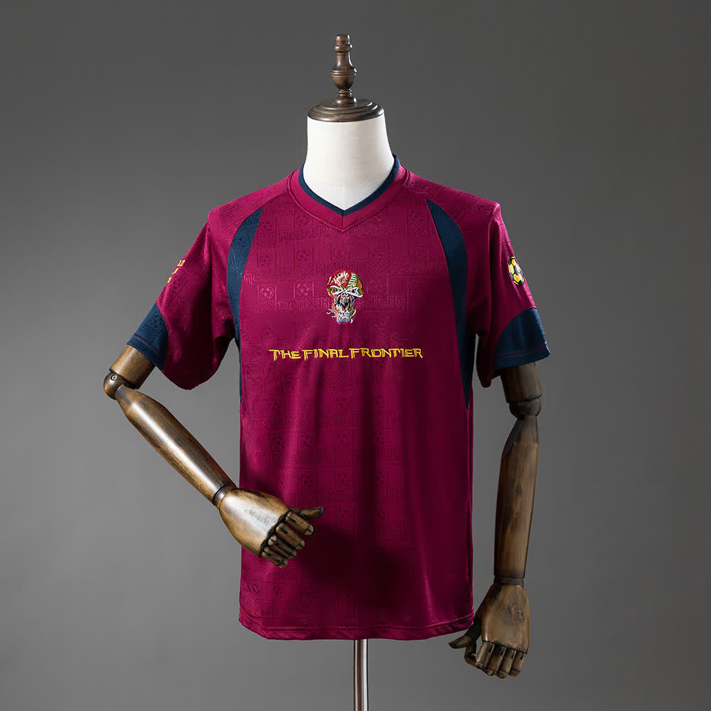 Camiseta West Ham x Iron Maiden The Final Frontier Vinotinto Retro - Vista frontal