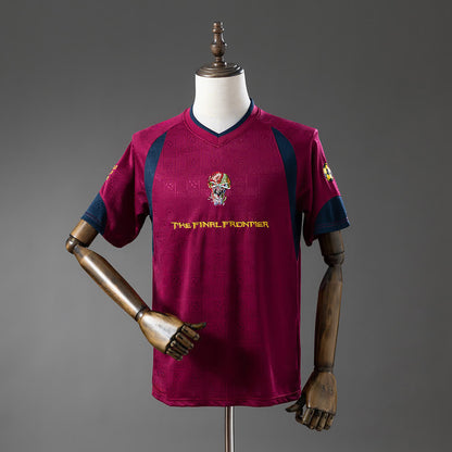 Camiseta West Ham x Iron Maiden The Final Frontier Vinotinto Retro - Vista frontal