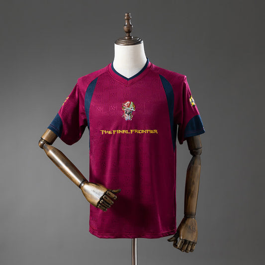 Camiseta West Ham x Iron Maiden The Final Frontier Vinotinto Retro - Vista frontal