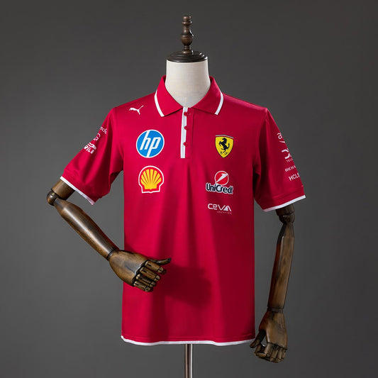 Polo Scuderia Ferrari HP 2025 F1 Rojo con Franja Blanca - Vista frontal