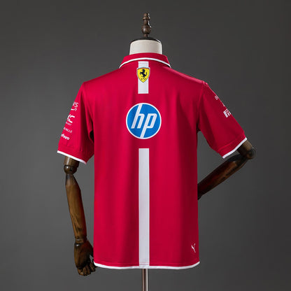 Polo Scuderia Ferrari HP 2025 F1 Rojo con Franja Blanca - Vista posterior