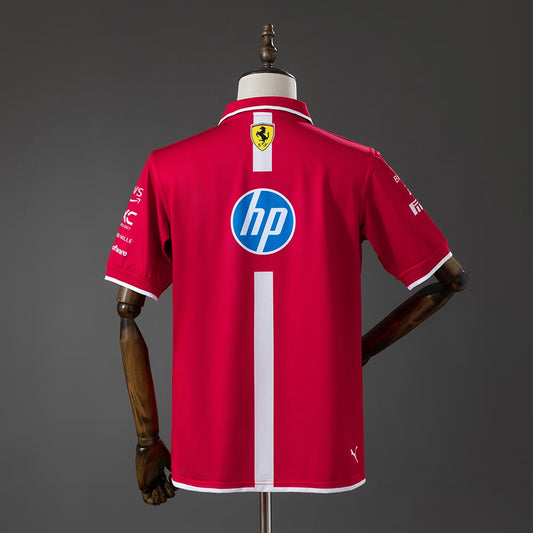 Polo Scuderia Ferrari HP 2025 F1 Rojo con Franja Blanca - Vista posterior